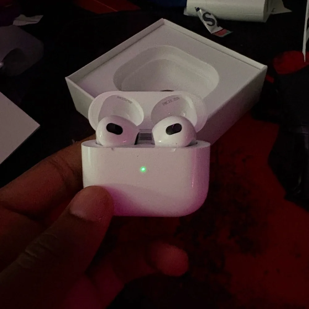 Apple White Wireless Earbuds